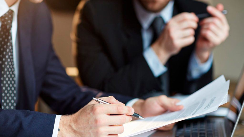 Asesoría jurídica y fiscal para emprendedores sobre la correcta inscripción al RFC y emisión de facturas.